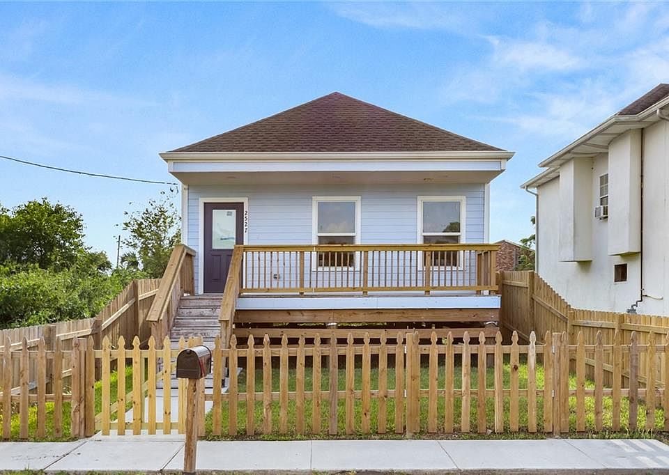 1st image of 2527 Piety St
