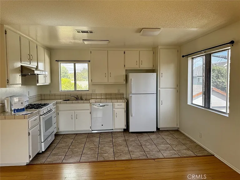 920 N Alameda Ave — Photo 3