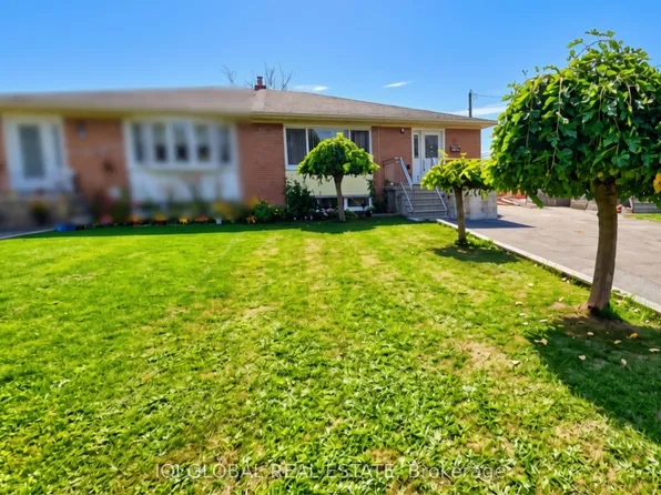 11 Stone Ct, Toronto, ON M9M 1N1