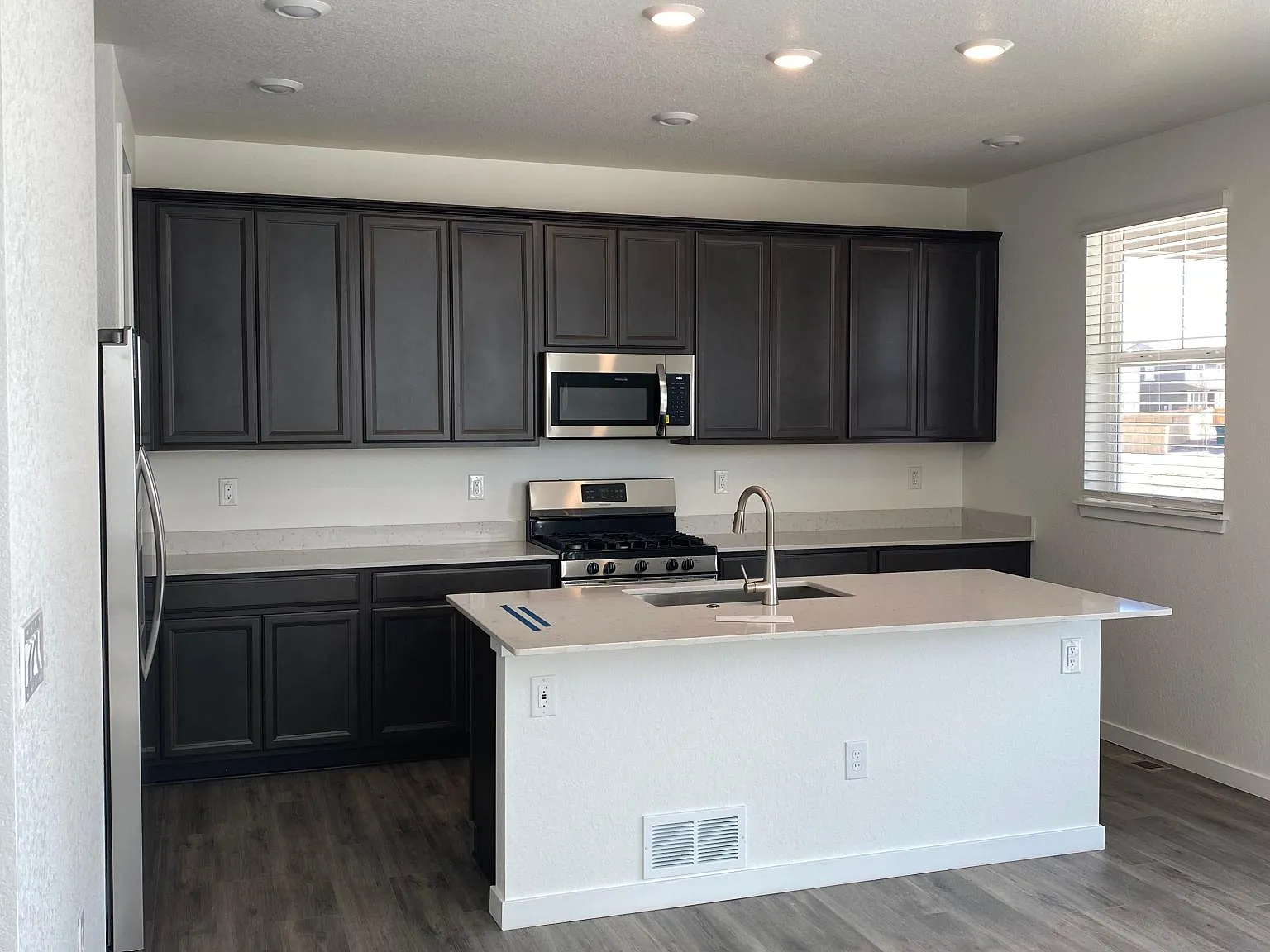 3 bed, 2.5 bath, 1883 sqft, $2,900 — Photo 2