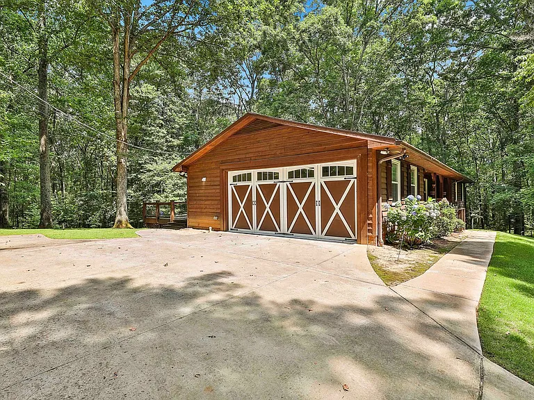 410 Thornton Lane — Photo 5