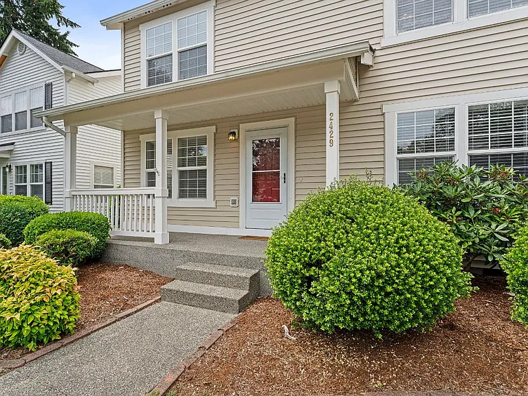 2429 Tolmie Ave — Photo 2