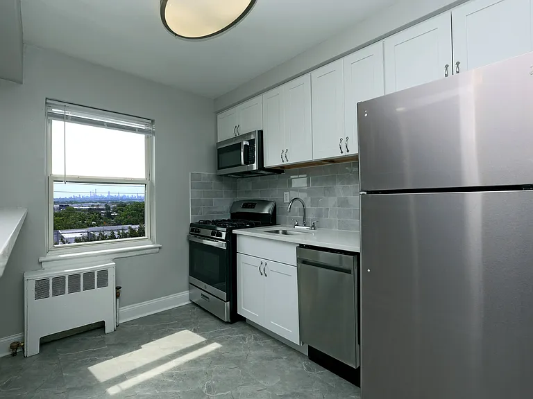 Windsor Apartments — Photo 10