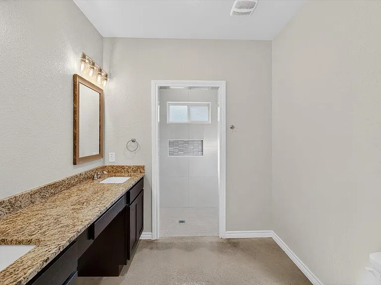 412 W Avenue C — Photo 23
