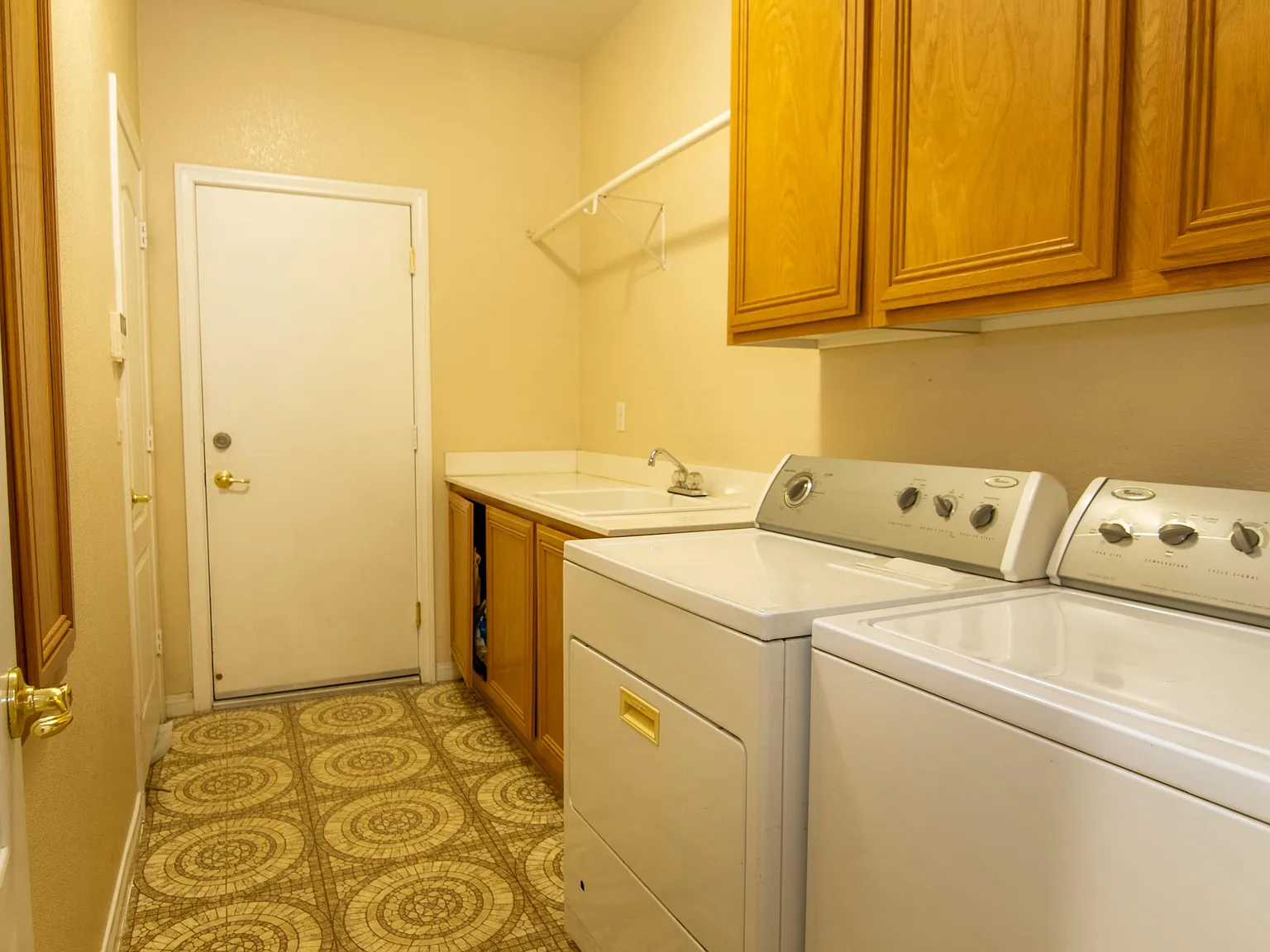 4 bed, 2.0 bath, 3700 sqft, $1,364 — Photo 4