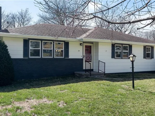 24 S Carriage Dr, Saint Joseph, MO 64506