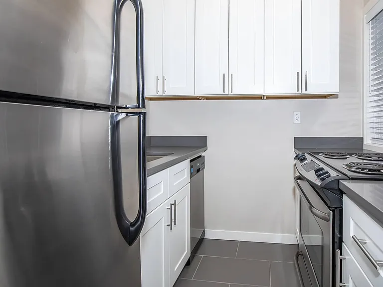 100 on 6th *Limited Time Concession: Now Offering 1 Months Free Rent* — Photo 4