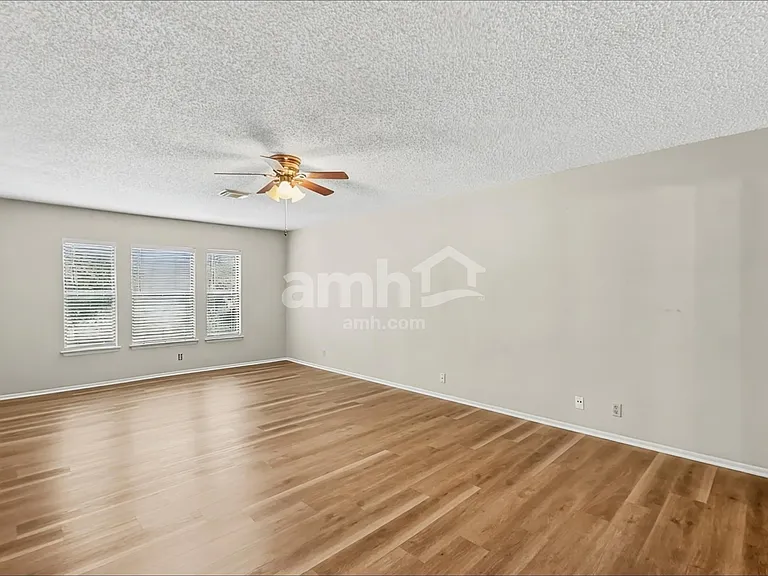 7659 Chatsworth — Photo 9