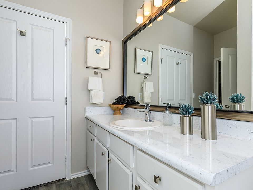 Stylish Bathrooms at The Woods of Five Mile Creek in Dallas, TX