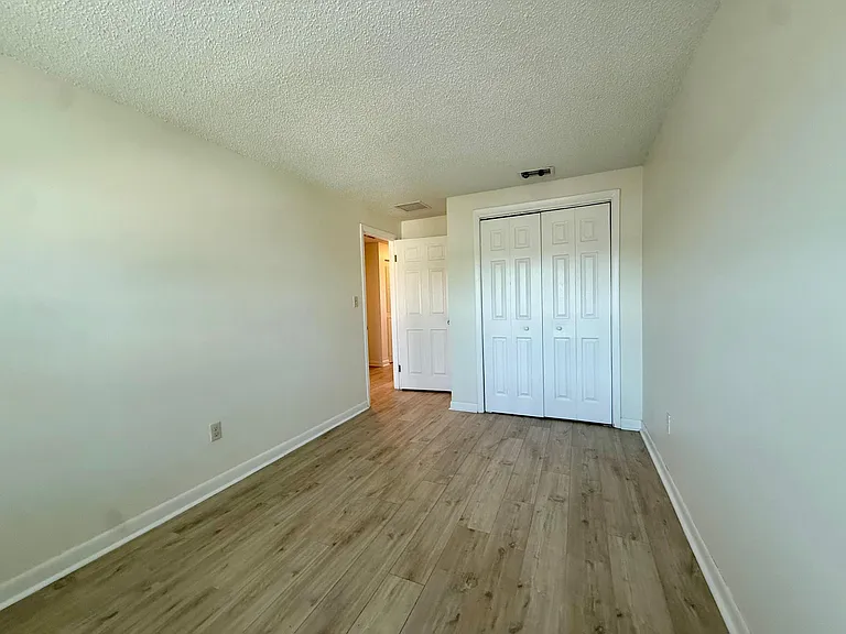 323 Gulfstream Rd — Photo 4