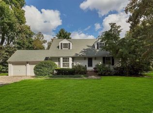 251 Locust Ln, Roslyn Heights, NY 11577