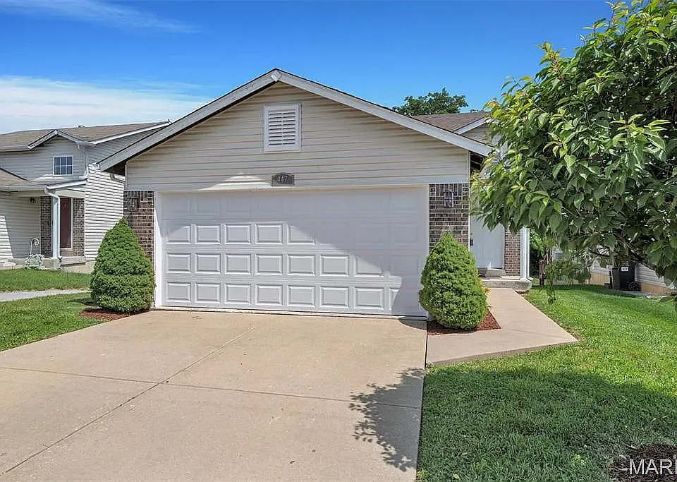 3 bed, 2.5 bath, 1910 sqft, $2,300 — Photo 2