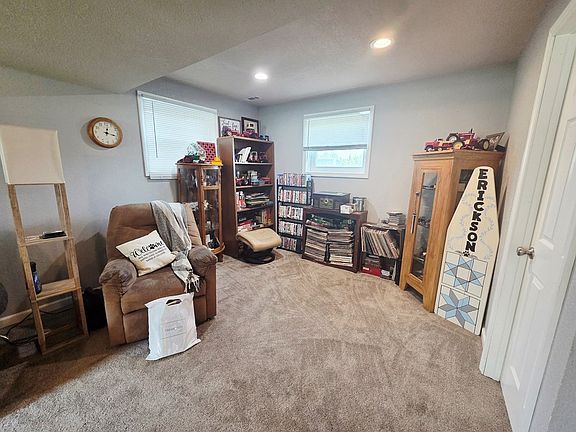 5th image of 404 Frost St