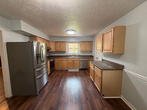 5th image of 26 Phyllis Ln