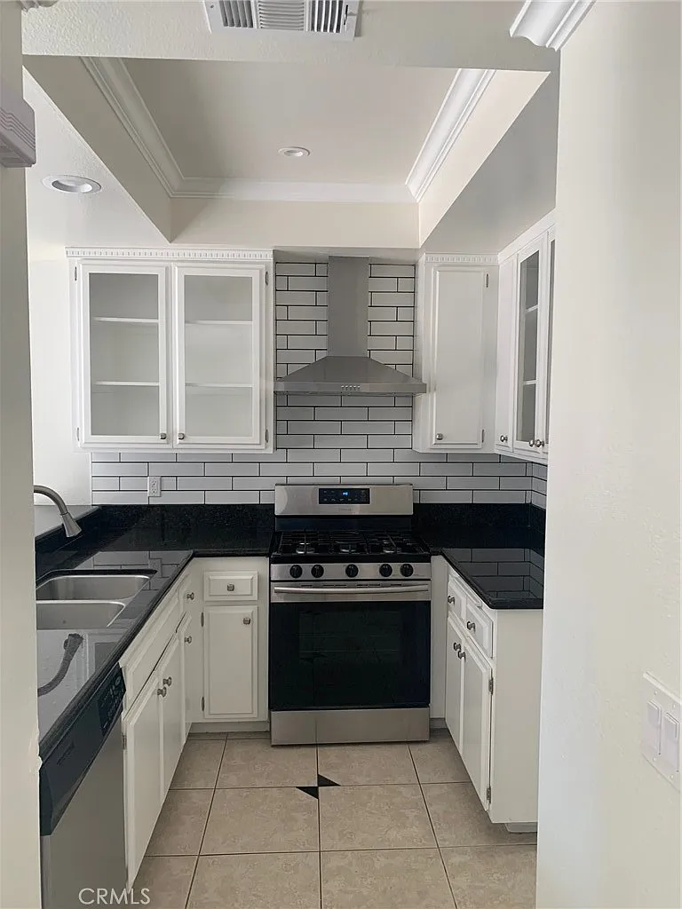 1 bed, 750 sqft, $2,100 — Photo 2