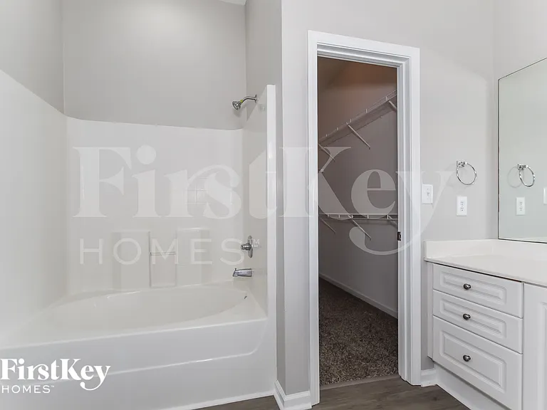 2218 Village Ln — Photo 14