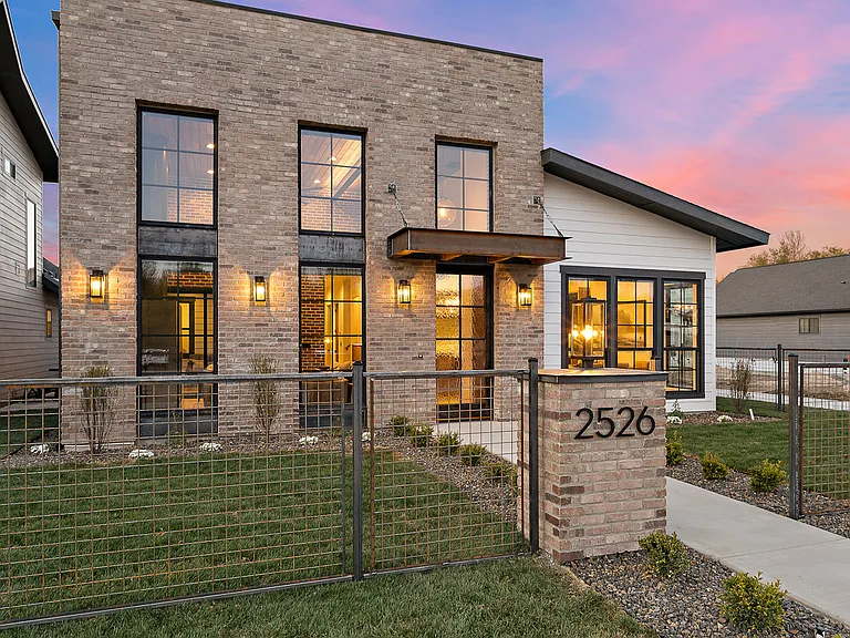 2526 W Rustic Forge St — Photo 2