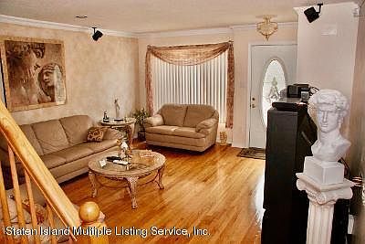 5th image of 305 Malvine Ave