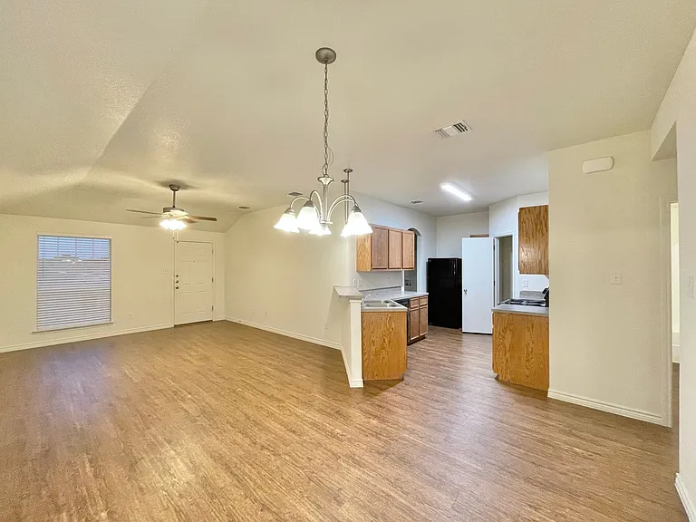 901 Lasso Dr — Photo 5