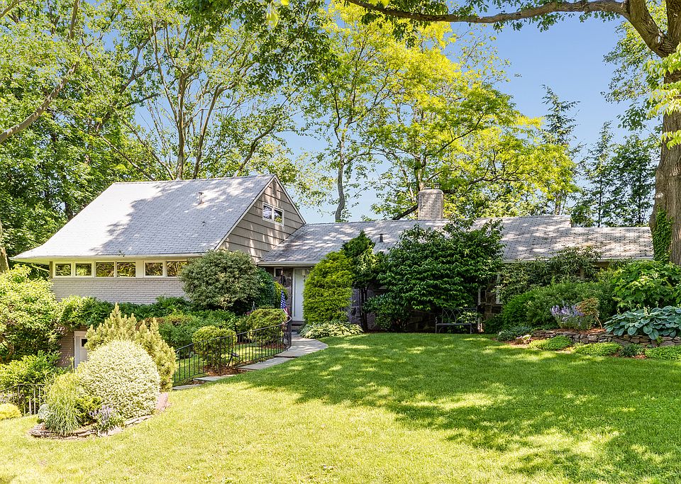 1st image of 9 Horseshoe Ln