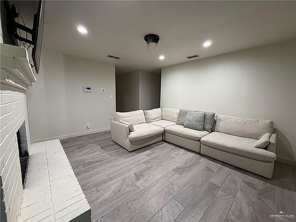 3rd image of 113 E Tamarack Ave