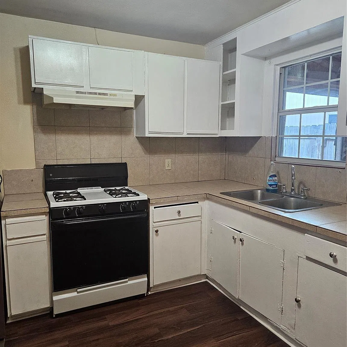 3 bed, 1.5 bath, 920 sqft, $1,500 — Photo 2