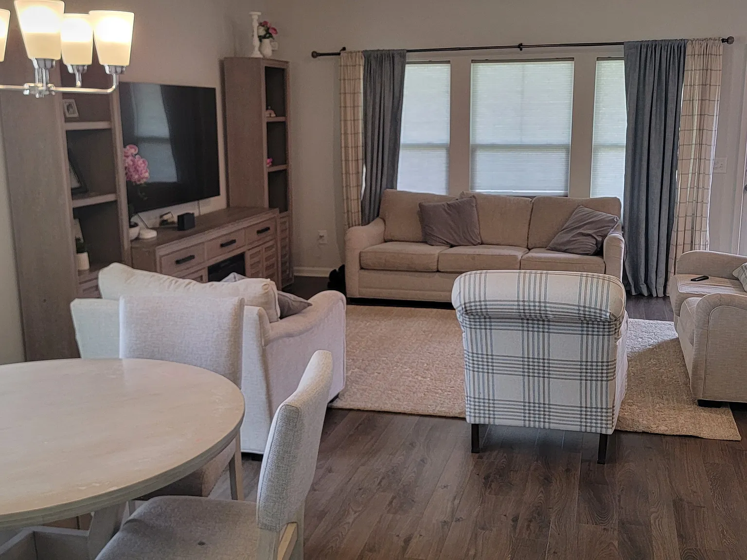 4 bed, 2.5 bath, 2300 sqft, $2,600 — Photo 4