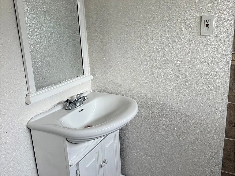 1133 S Van Ness Ave — Photo 23