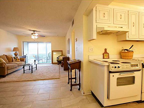 4th image of 959 SE 2nd Ave APT 220