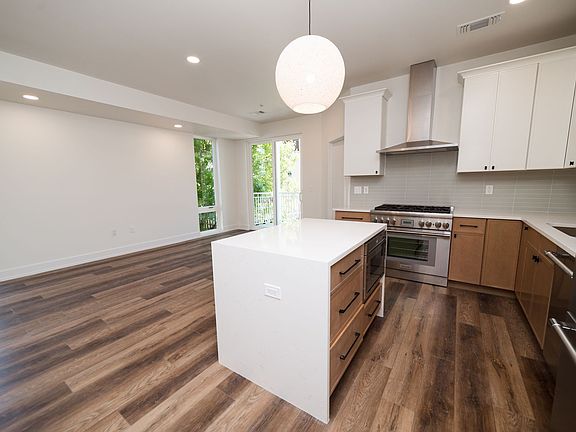 5th image of 19 Lincoln Ct #103