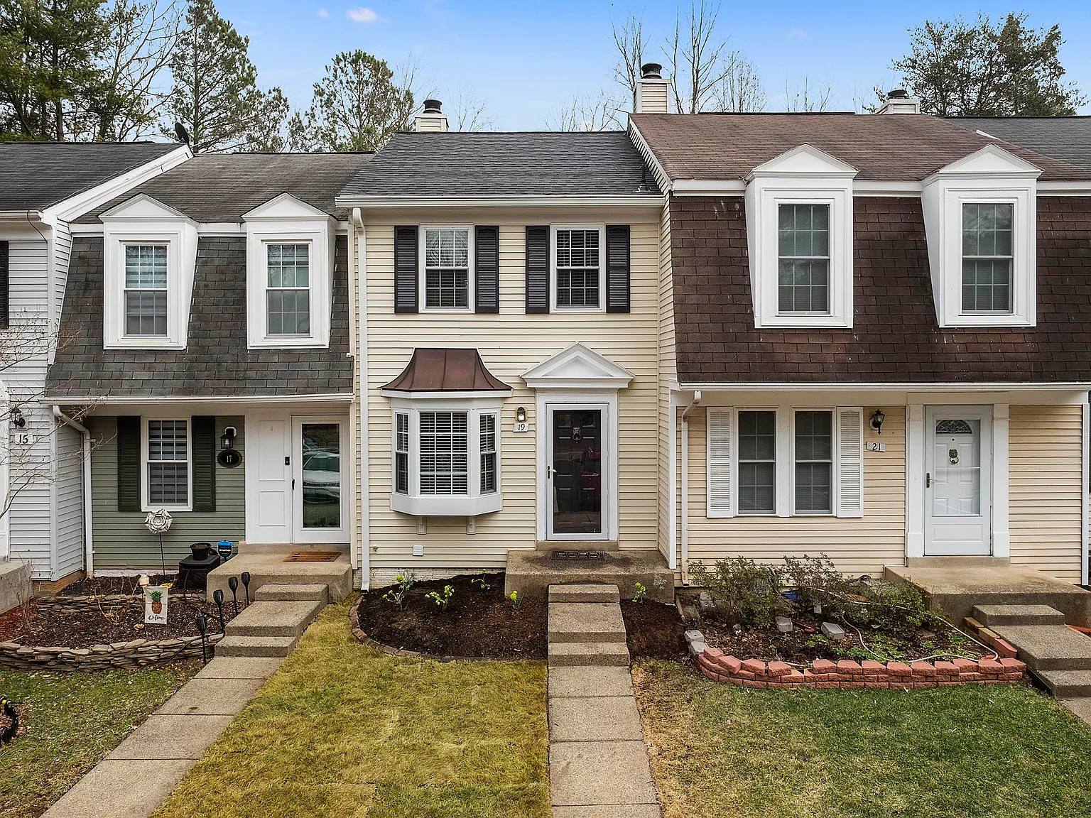 3 bed, 2.5 bath, 1350 sqft, $3,200 — Photo 1