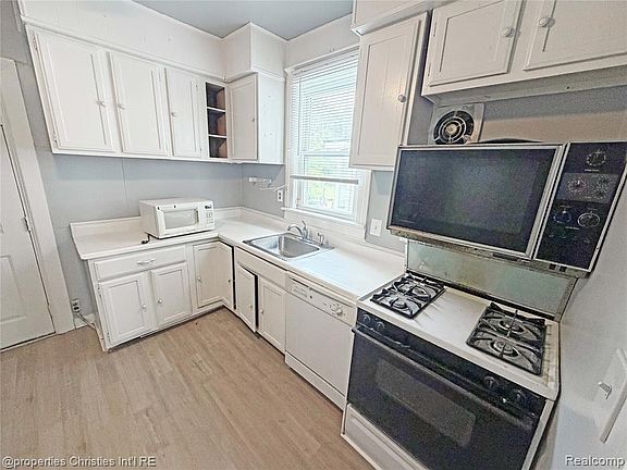 5th image of 3044 Garland St