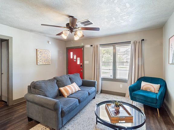 4th image of 102 Moss St