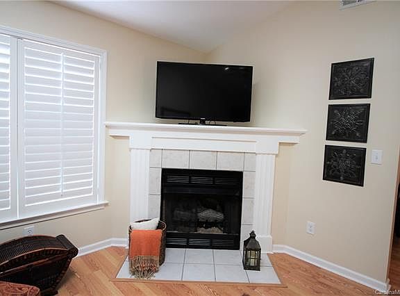 5th image of 215 Edinburgh Ct
