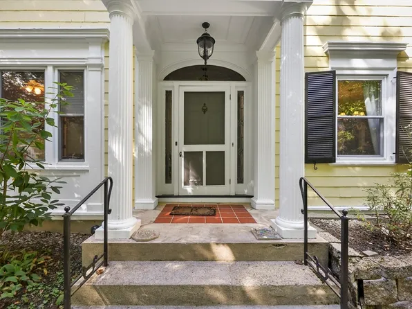 20 Spadina Pkwy, Pittsfield, MA 01201