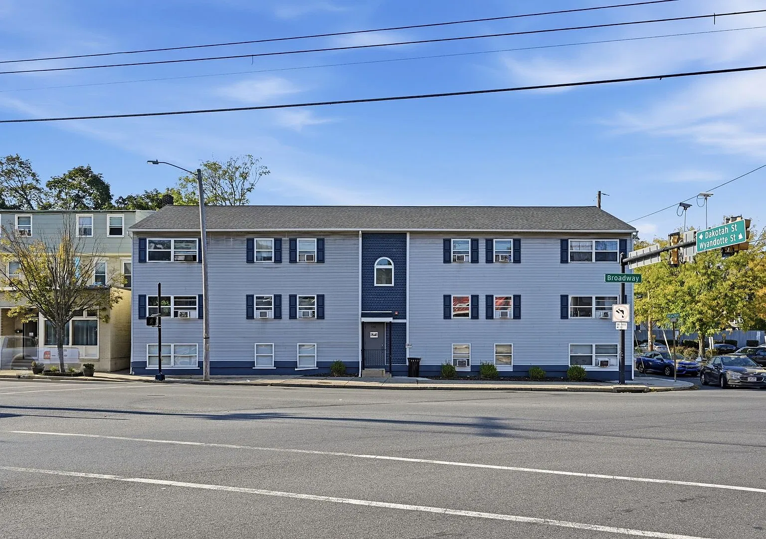 504 Broadway Ave — Photo 2