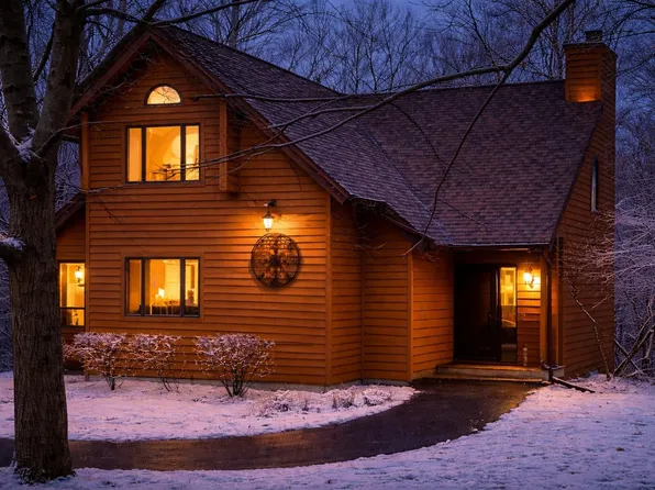 3 Woodway Ct, Galena, IL 61036