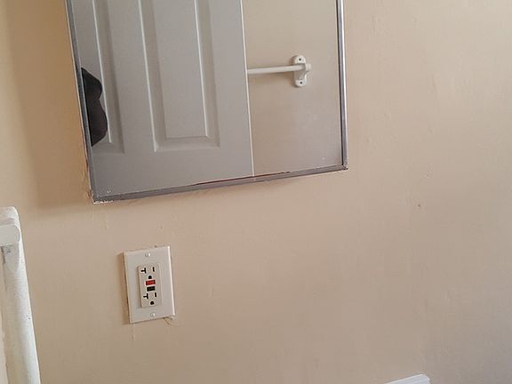 2nd image of 122 N Sedgwick St