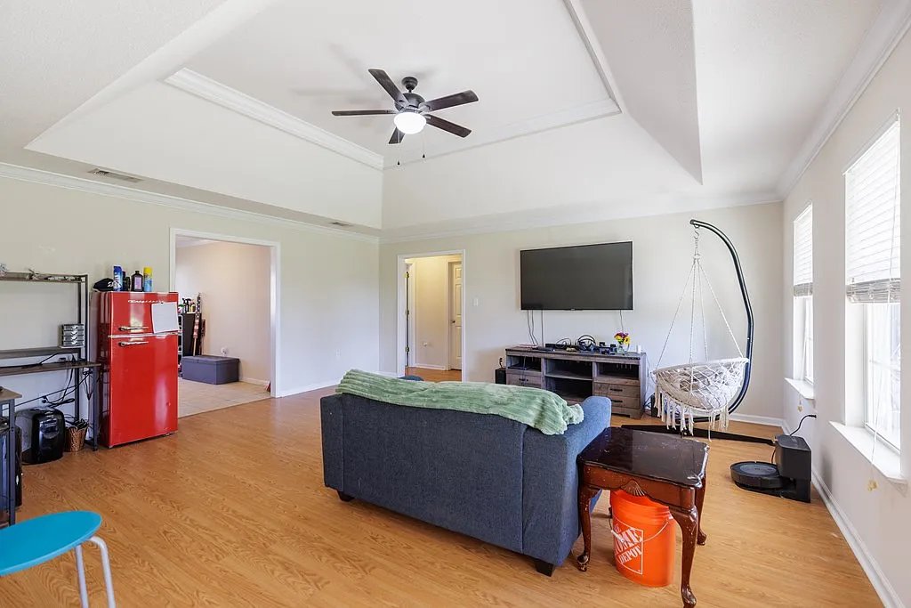 3 bed, 2051 sqft, $2,100 — Photo 3