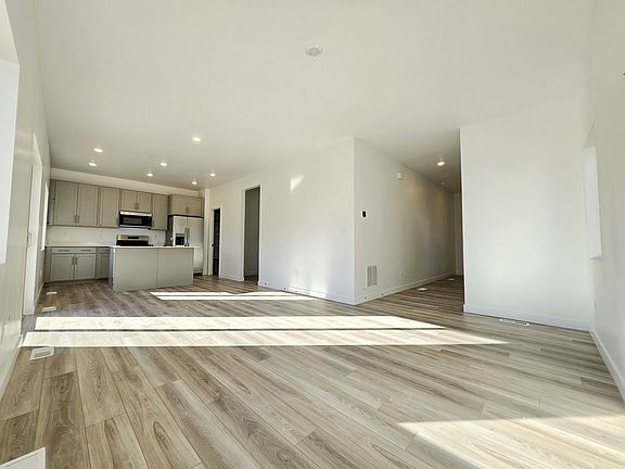 4th image of 79 E Hidden Creek Way N