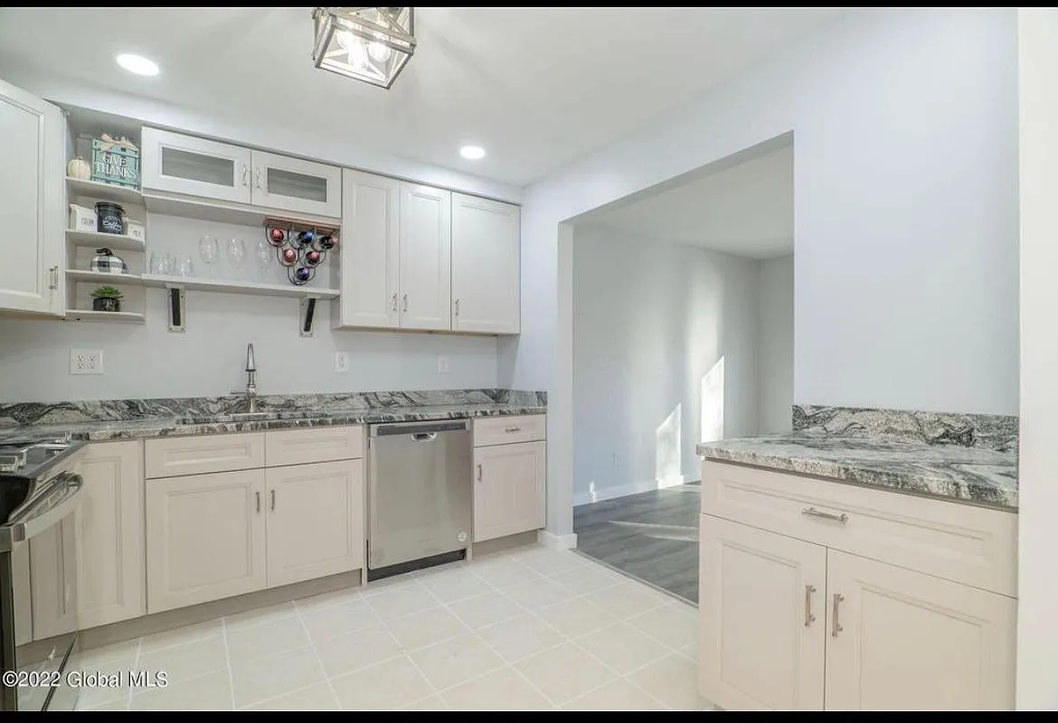 4 Clubhouse Dr — Photo 2