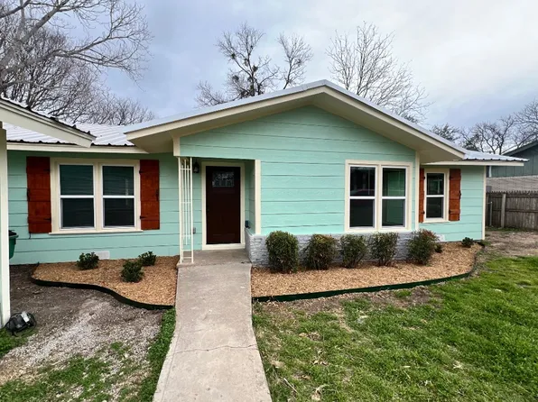 204 Sunset Dr, Comanche, TX 76442