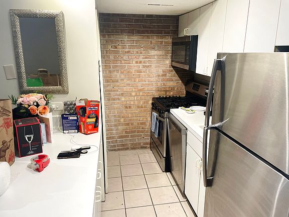 5th image of 715 W Diversey Pkwy APT 8
