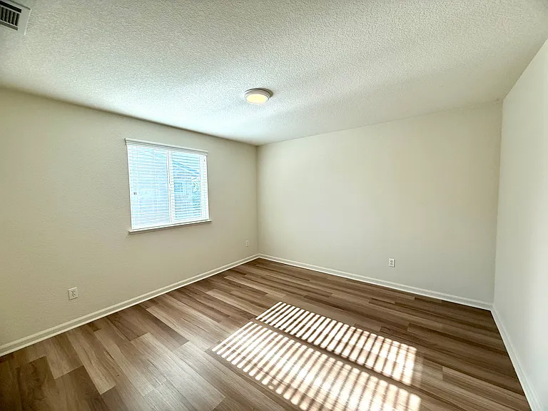 457 Effie Ct — Photo 18