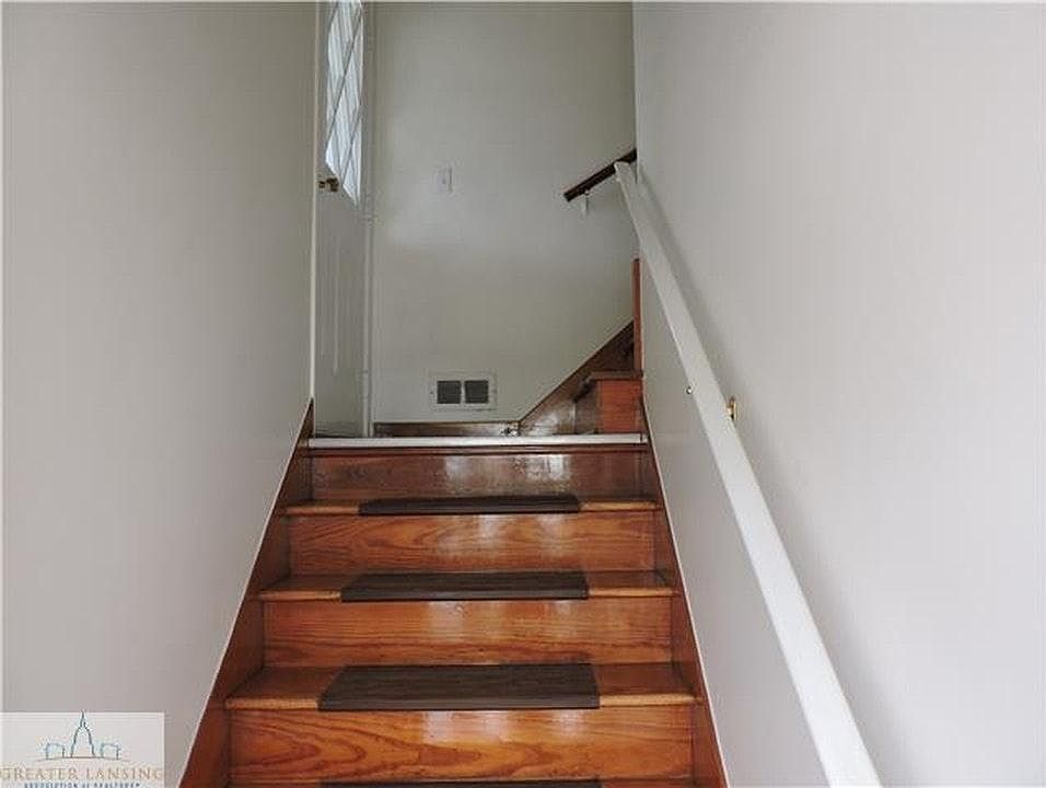 Entryway stairs