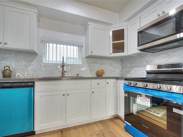 11722 Hamlin St — Photo 10