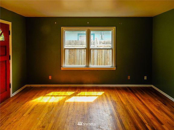5th image of 2307 Thurston Avenue N