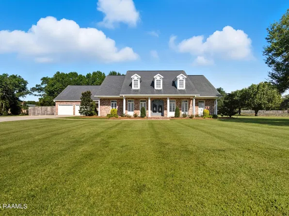 1002 Spanish Moss Dr, Breaux Bridge, LA 70517