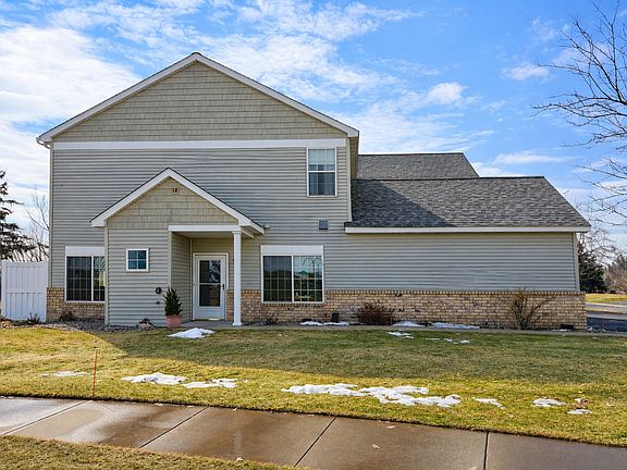 Desirable corner Unit & One level living