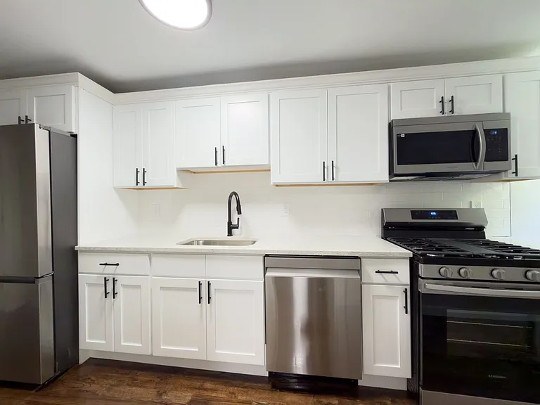 560 Howard Ave — Photo 49
